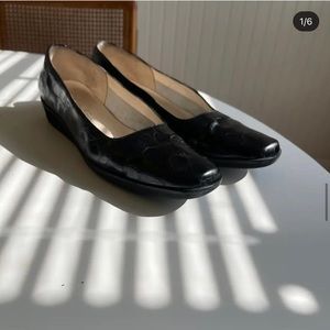 VINTAGE Salvatore Ferragamo black leather flats